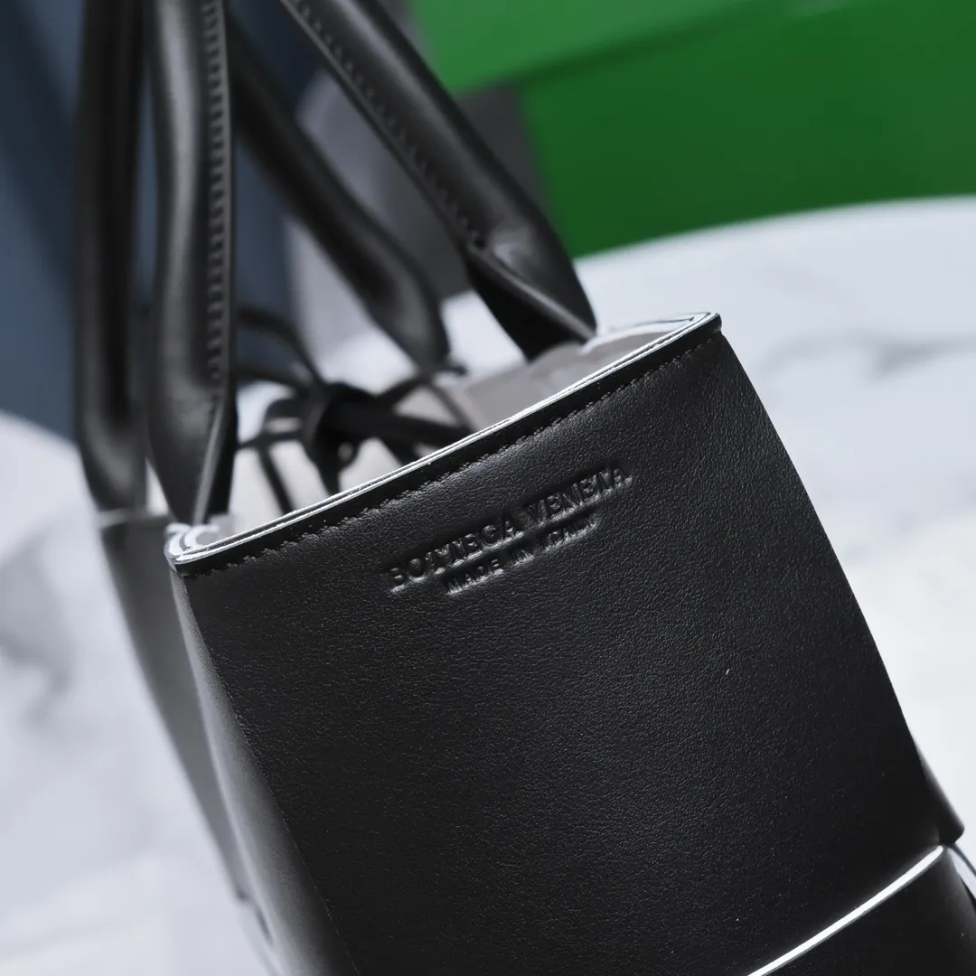 Batch 1760 medium arco, BottegaVeneta# official website latest cowhide leather with inner sheepskin SLIP tote handbag, and the logo has been changed to the side panel😍The oversized woven design really makes it a huge gap from ordinary tote bags🔗🔗Different color combinations inside and outside ⛓Daniel Lee leads the brand's DNA to continue to evolve with fresh inspiration🧬🧬showing a balanced style of luxury and reality👉: 30*20*12 Model: 9893#